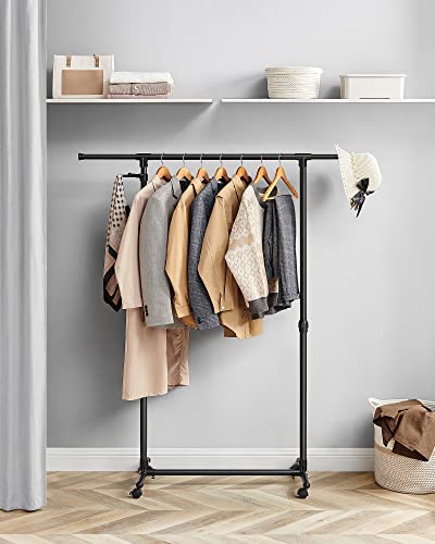 SONGMICS Kleiderständer auf Rollen, Kleiderstange, höhenverstellbar zwischen 97 und 165 cm, ausziehbare Garderobenstange, Garderobenständer, seitliche Haken für Accessoires, schwarz LLR001B01