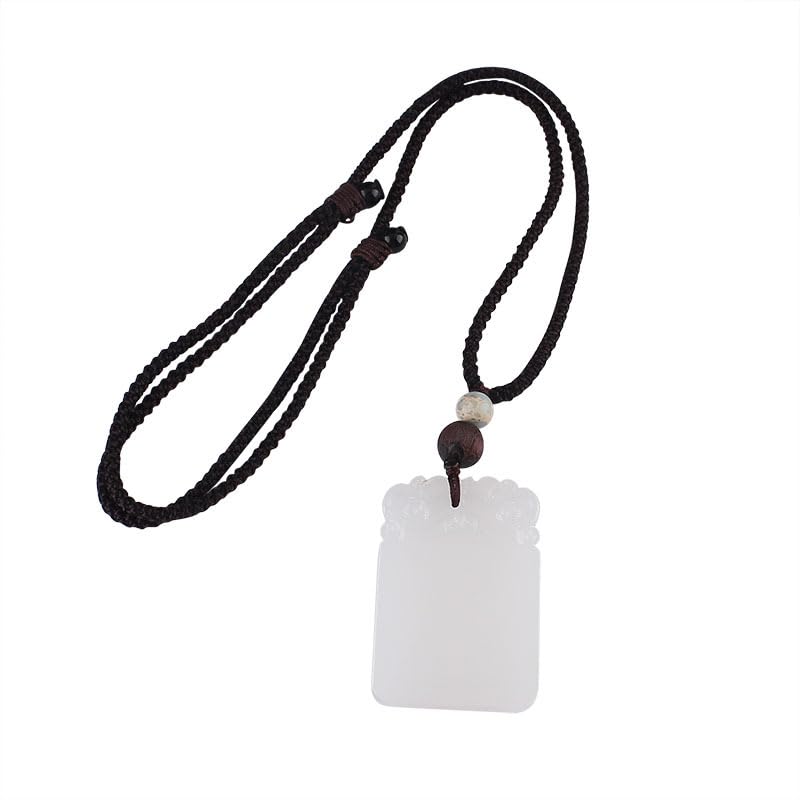 Collier en jade blanc et pendentif paix pour harmoniser vos tenues de bureau
