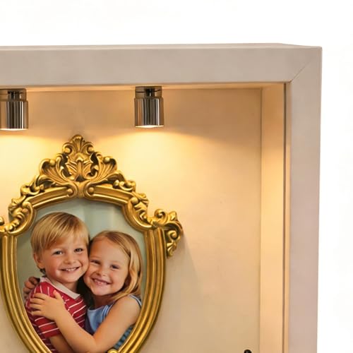 Vitrine de présentation de souvenirs dorée contre la poussière