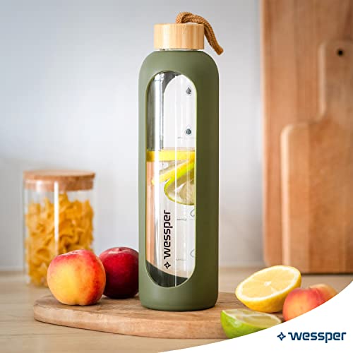 Wessper Bouteille d’eau de Motivation en Verre avec Temps Horaire 1L, une Gourde en Verre Hermétique avec Couvercle en Bambou 1 Litre Réutilisable avec Housse en Silicone, Olive