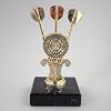 Trophée de fléchettes personnalisable avec 3 fléchettes dorées de 14 cm.