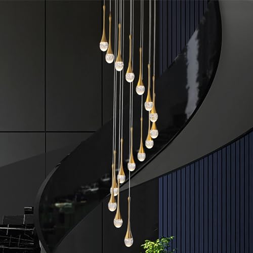 Lustre escalier haut plafond doré pour sublimer votre loft incliné