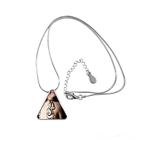 Bijoux collier pendentif triangle au motif tatouage artistique avec sa chaîne assortie