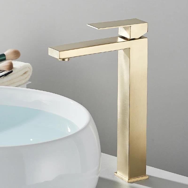 Robinet de lavabo doré pour rénover une salle de bains moderne et lumineuse
