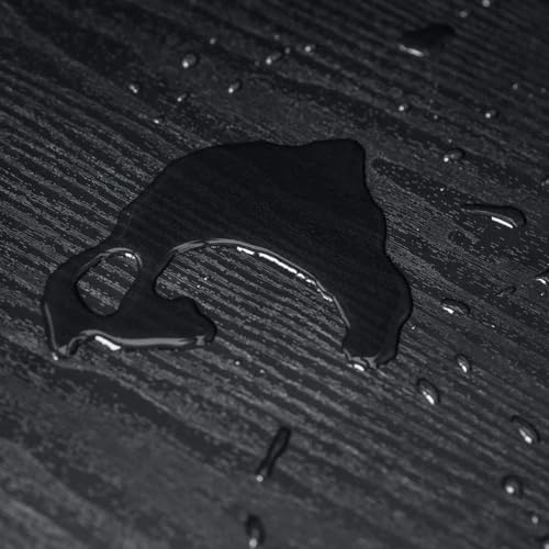 Papier peint effet bois noir pour relooker un plan de travail de cuisine moderne