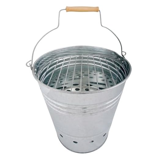 Esschert Design BBQ Eimer, Grilleimer, Grillkübel, Feuerkübel mit Griff, Holzelement am Griff, 34 cm hoch, Ø 30,5 cm