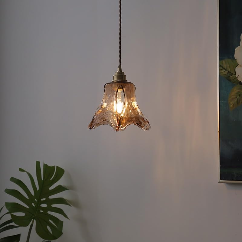 Lampe suspension réglable en laiton pour optimiser l'espace de chevet