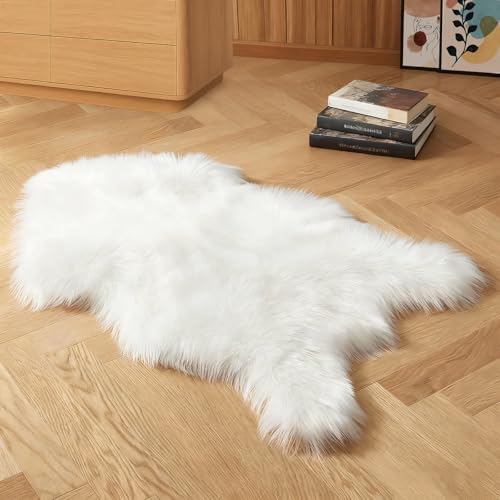 twirush Faux Lammfell Schaffell Teppich 60x90 cm, Lammfellimitat Teppich Flauschiger Weicher Longhair Fell Lammfellimitat Carpet für Stühle Sofa Schlafzimmer Kinderzimmer (Weiß, Unregelmäßig)