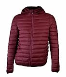 NAVY SAIL Présentez cette superbe collection de vestes d'hiver pour homme, avec une gamme de couleurs qui donnent au vêtement porté une image osée. Le rembourrage d'excellente qualité est peu encombrant et assure une haute protection contre le froid même plus intense. La haute qualité des tissus utilisés pour fabriquer ces vêtements est essentielle pour vous garantir un maximum de confort et de protection contre le froid. Ajustement parfait, le vêtement est adapté à tous les contextes, travail et loisirs.