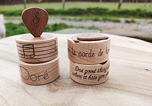 Médiators bois personnalisés et boîte en bois massif avec gravures personnalisées - Les Beatles, Paul McCartney, John Lennon, RIngo Starr, George Harrison Médiators bois personnalisés et boîte en bois massif avec gravures personnalisées – Image 3