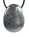 INDIVIDUELL EINSTELLBAR. Das mitgelieferte Baumwollband ist in einem passenden Schwarz und hat eine Länge von etwa 100 cm. So kann man den Anhänger lässig etwas weiter tragen oder stilvoll, ein wenig kürzer und eleganter um den Hals gelegt.
