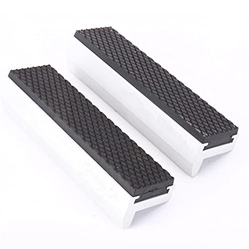 Protegge le superfici delicate: le nostre coperture per ganasce per morsa sono realizzate in nylon resistente, abbastanza resistente da mantenere il pezzo in posizione, ma non scolorisce o lascia segni sulla sua superficie delicata. Questi cuscinetti in nylon sono ideali per la lavorazione del legno, la creazione di boccole, la creazione di gioielli e molto altro ancora.