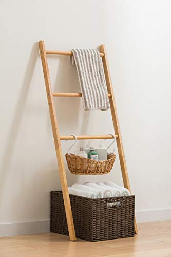 洗面所にラダーラックを置くと、ちょっとした物干しラックのように使えます。バスタオルを掛けたり、S字フックでかごを吊るして化粧水やクリームなどを収納しても◎