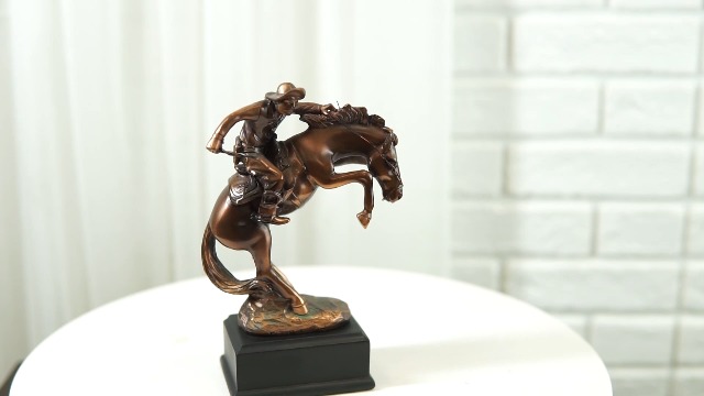 Estatua vaquero con caballo encabritado de resina y acabado bronce miniatura 7