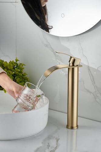 Robinet de cuisine moderne cascade, bec haut en or brossé, corps en laiton avec raccords 3/8