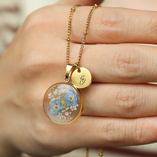 Pendentif en résine et initiale fleurie pour un look romantique bohème chic