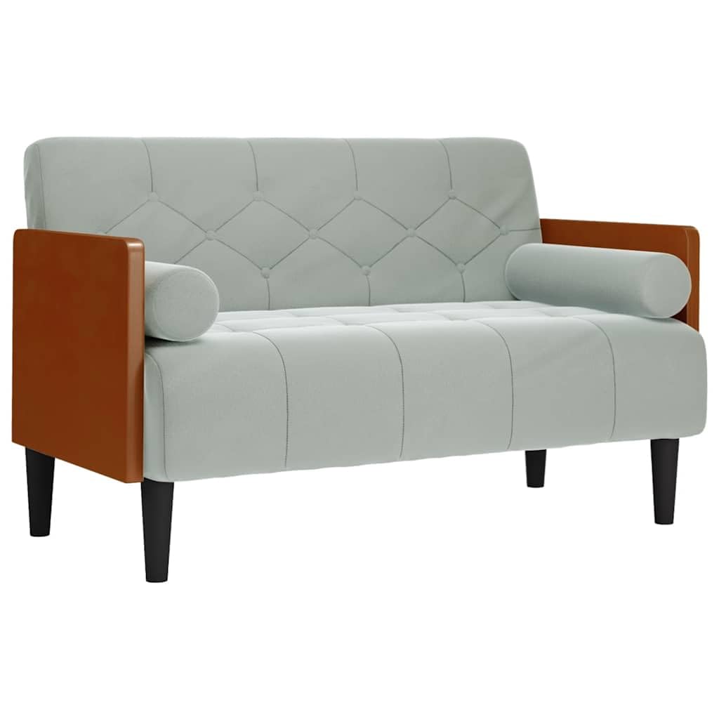 Sofá de terciopelo gris claro de dos plazas con reposabrazos de madera para tardes de descanso total