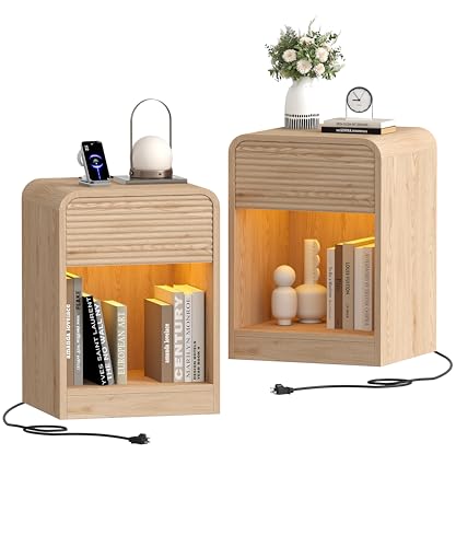 Keehusux Fluted Nightstands Set of 2, Small Night Stand with Charging Station, Wooden LED Bedside Table with Drawer, Mid Century Modern End Table for Bedroom, Curved Profile Design, Natural Oak