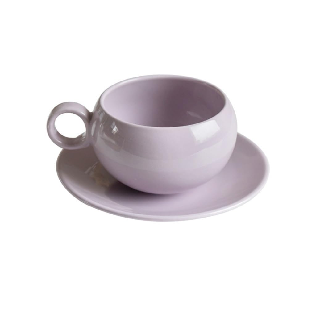 Tasse à café violette pour un petit déjeuner en couple au bureau avec soucoupe