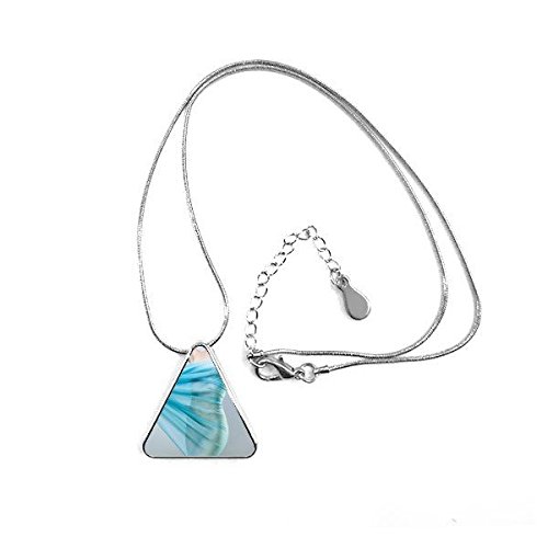 Collier pendentif triangle pour soirée robe bleue en tulle chic