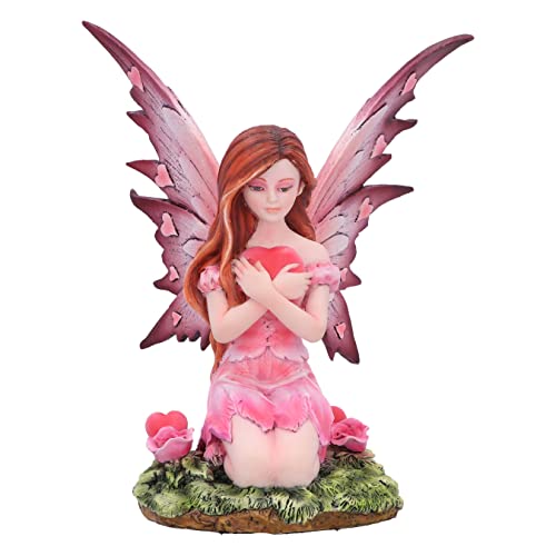 Figurina di fata: questa splendida statuetta di fata con ali staccabili è vista inginocchiarsi afferrando un grande cuore rosso al suo petto