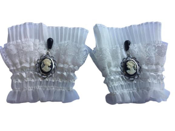 Bracelet manchette dentelle rallonges manches et camée victorien Marie Antoinette rétro