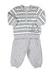 Mit diesem Freizeitoutfit macht das Kuscheln und Spielen besonders viel Spaß. Das gemütliche Set ist angenehm wärmend und bietet viel Bewegungsfreiheit beim Toben. Die praktische Knopfleiste, Stickereien und der freundlich lächelnde Teddybär zieren das weiche Oberteil. Softe Bündchen sorgen für einen angenehmen Sitz. Niedliche Steppungen und die seitlichen Eingrifftaschen auf der Hose ergänzen das schöne Design der Marke Kanz.