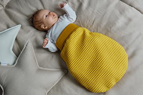 KraftKids Trappelzak wafel piqué mosterd voor de herfst/winter van mousseline katoen en warm fleece, verkrijgbaar in twee maten - Afbeelding 3