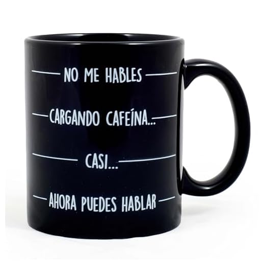 Miss Miserable Taza con mensaje Cargando cafeína...