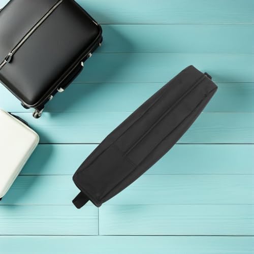 Soportes de micrófono protegidos en este estuche acolchado negro para trípodes y cámaras 6