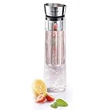 Der Infuser-Einsatz kann dank der großen Öffnung leicht befüllt werden, praktisch: die Glaskaraffe passt in die üblichen Flaschenhalterungen der Kühlschränke