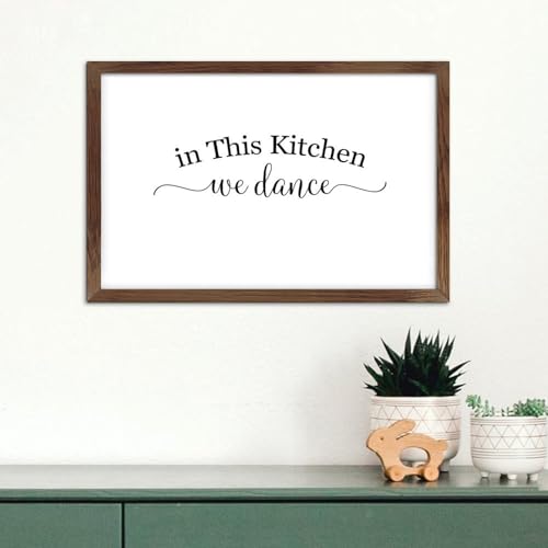 Plaque en bois In This Kitchen We Dance pour rompre la monotonie d'une cuisine moderne