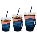 MAYJOYDIY 3 Größen Niedlicher Berg Wiederverwendbarer Eiskaffee Ärmel Blauer Himmel und Rote Wolken Isolierte Neopren Becherhülle Wald Kaffeekühler Abdeckungen für 16-32 oz Heiße und Kalte Getränke