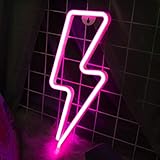 ★【Regalo perfecto y decoración de pared】Las luces LED de neón pueden ser como regalo de cumpleaños, día de San Valentín, Navidad para familias, amantes, novia, niñas, niños, etc. Las luces de neón y los letreros de neón son ampliamente utilizados en bodas, despedidas de soltera, banquetes de novia, fiestas de cumpleaños y otras ocasiones de celebración, colocadas en tu repisa o en tu mesa es el complemento llamativo ideal para tu fiesta.
