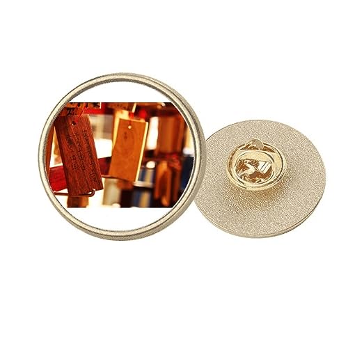 Broche ronde en métal doré au design de bénédiction traditionnelle