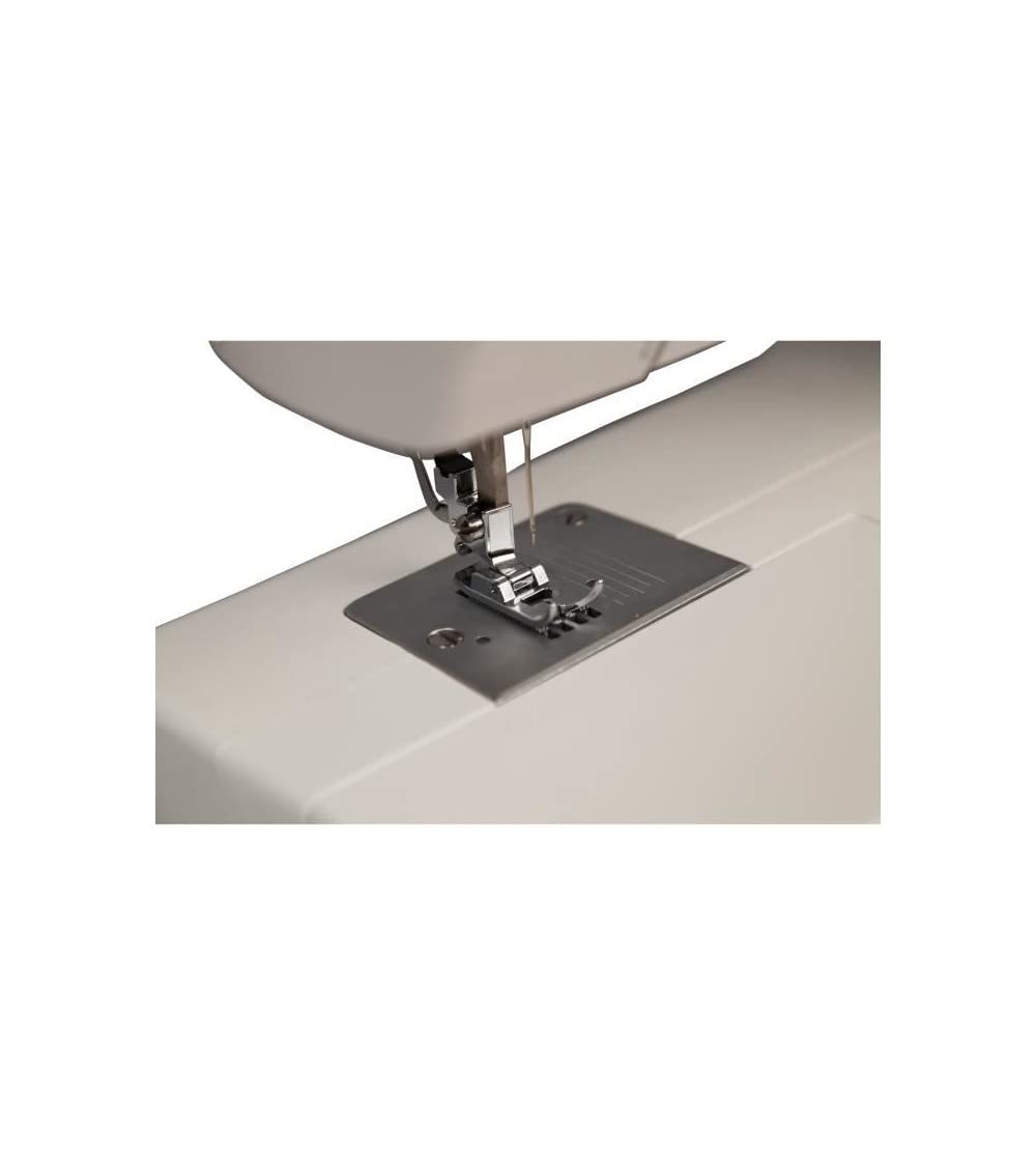 La machine a coudre SINGER INITIALE, moderne et color�e, offre 18 points ajustables, un enfilage simplifi� et un �clairage du plan de travail. Sa robustesse est assur�e par un porte-canette m�tallique