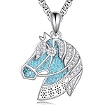 Collier avec pendentif cheval : ce collier significatif est un cadeau idéal pour les femmes libres d'esprit de votre vie, que ce soit une passionnée d'équitation, une amoureuse de la nature ou quelqu'un qui apprécie les bijoux bohèmes et culturels. Il est parfait pour les anniversaires, les célébrations de réalisations personnelles, ou comme cadeau symbolique pour quelqu'un qui commence un nouveau voyage. Le mélange d'éléments naturels et de motifs culturels plaira à ceux qui apprécient l'art, l'histoire et la beauté sauvage de l'extérieur.