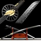 ▶【Traditionelle Handwerkskunst】: Samuraischwerter sind alle handgeschmiedet, um sicherzustellen, dass jedes Schwert sorgfältig poliert und gehärtet wird und sowohl Härte als auch Zähigkeit aufweist. Erfahrene Handwerker widmeten ihre Bemühungen der Anwendung traditioneller Schmiedetechniken und durchliefen mehrere Prozesse wie Schneiden, Warmschmieden, Schaufeln, Feilen, Schleifen, Feuerhärten und Härten, um dieses Samuraischwert fertigzustellen.