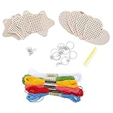Éléments de design attrayants : comprenant des porte-clés en forme d’étoile et des décorations en bois en forme de cœur, ce kit offre un espace de créativité pour confectionner des objets uniques et chargés de sens. (maille à broder, planche à coudre en bois)