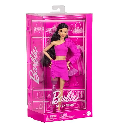 Barbie Deluxe Style Lalka Nr 2 w stroju w stylu Barbiecore, czarne włosy, brokatowa proteza nogi, różowy komplet bluzka z różą + spódniczka, akcesoria, HYV26