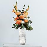 El jarrón decorativo combina un diseño moderno con el estilo del reino central y está galvanizado con un revestimiento plateado y lacado en blanco. Y tiene una pared interior totalmente acristalada que hace que estas piezas sean simplemente deslumbrantes. Debido a que la cocción a alta temperatura está hecha a mano, el patrón de cada maceta será ligeramente diferente.