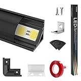 【Cubierta de PC negra】El perfil de esquina LED está equipado con una cubierta de difusor de PC de alta calidad que dispone de un ambiente de luz lujoso: todos los rayos de luz directa de la tira LED interior se rompen suavemente y protegen los LED del contacto con el polvo.