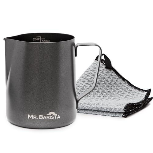 Mr. Barista® Jarra de leche profesional Barista de acero inoxidable – con revestimiento de teflón – Boquilla para Latte Art – Apto para lavavajillas – Incluye paño Barista (600 ml)