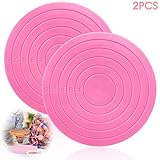 🎂El paquete incluye: nuestro juego incluye dos encantadores platos giratorios para pasteles de color rosa, ambos del mismo tamaño, con un diámetro superior de 14 cm, un diámetro inferior de 13,2 cm y una altura de 1,5 cm, cada uno con un peso de 100 g, lo que los hace muy ligero y conveniente.