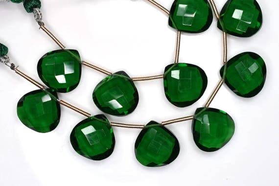 Quartz vert tsavorite facetté en forme de coeur pour exprimer votre créativité