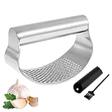 🧄【PRAKTISCH UND SICHERHEIT】: Der Boden der Knoblauchpresse ist eine gewölbte Lochplatte aus runden Löchern mit einem Durchmesser von ca. 4,8 mm, die die Knoblauchzehen präzise pressen und den feinen Knoblauch leicht herausdrücken kann. Die Knoblauchpresse hat keine scharfen Kanten, Machen Sie sich keine Sorgen, Dass Ihr kleiner Finger zerkratzt wird, Sicher für Kinder.