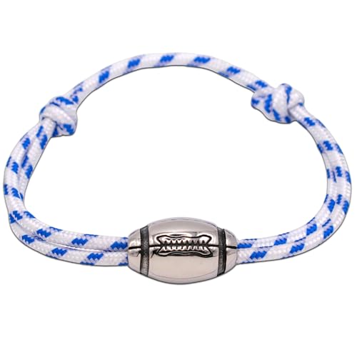 un bracelet bleu avec un ballon de rugby en métal