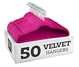 Die Schulterlinie der rosa Samtbügel ist konturiert, um die Form der Kleidung zu erhalten, und verfügt über präzise geschnittene Kerben, um die Träger an ihrem Platz zu halten.