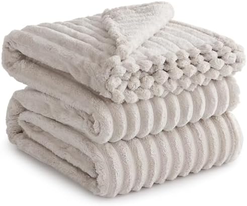 RUIKASI Kuscheldecke Flauschig Decke Beige - 230x270cm Riesig Fleecedecke Sofadecke Couchdecke für Wohnzimmer Deko Blanket, Weiche Wolldecke Warme Korddecke als Tagesdecke