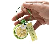 Ces adorables pendentifs en forme de fruits, avec des pommes, des fraises, des kakis et des oranges, sont non seulement parfaits pour garder vos clés organisées mais aussi faire des accessoires charmants pour les sacs, les sacs à dos ou même sous forme d'ornements décoratifs.